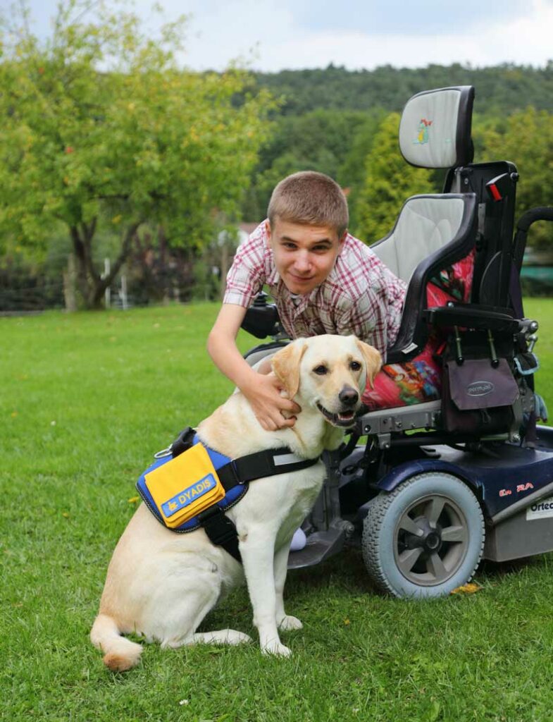 Jongen in rolstoel met Dyadis hulphond - Un garçon au chaise roulante
